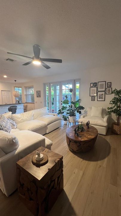 出租: $6,100 (5 贝兹, 4 浴室, 2798 平方英尺)