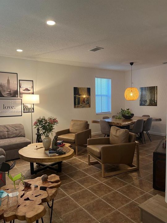 出租: $6,100 (5 贝兹, 4 浴室, 2798 平方英尺)