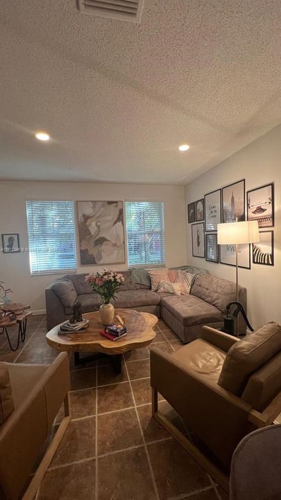 出租: $6,100 (5 贝兹, 4 浴室, 2798 平方英尺)