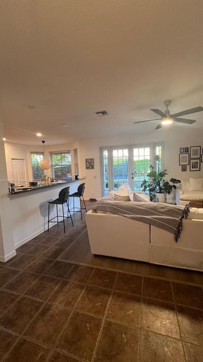 出租: $6,100 (5 贝兹, 4 浴室, 2798 平方英尺)