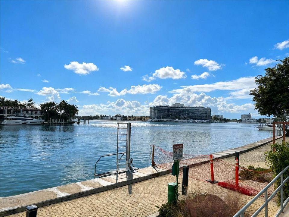 For Rent: $4,400 (1 beds, 1 baths, 779 Square Feet)