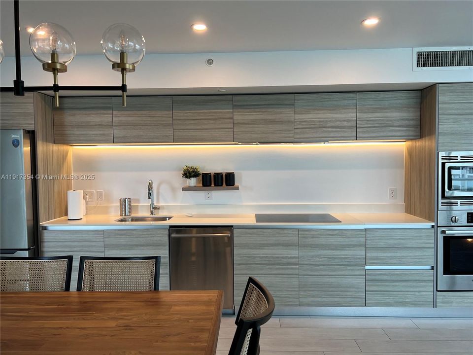 For Rent: $4,400 (1 beds, 1 baths, 779 Square Feet)