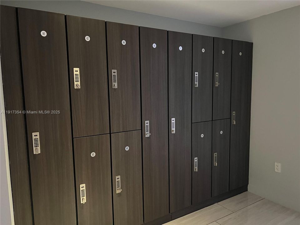 For Rent: $4,400 (1 beds, 1 baths, 779 Square Feet)