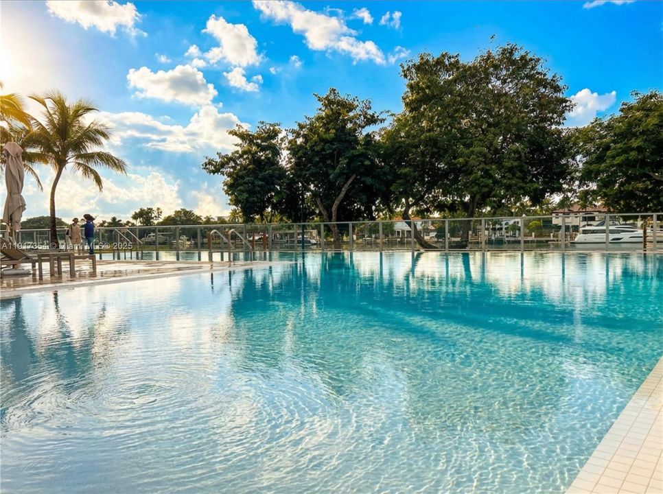 For Rent: $4,400 (1 beds, 1 baths, 779 Square Feet)