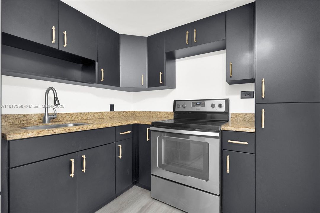 待售: $950,000 (0 贝兹, 0 浴室, 2727 平方英尺)