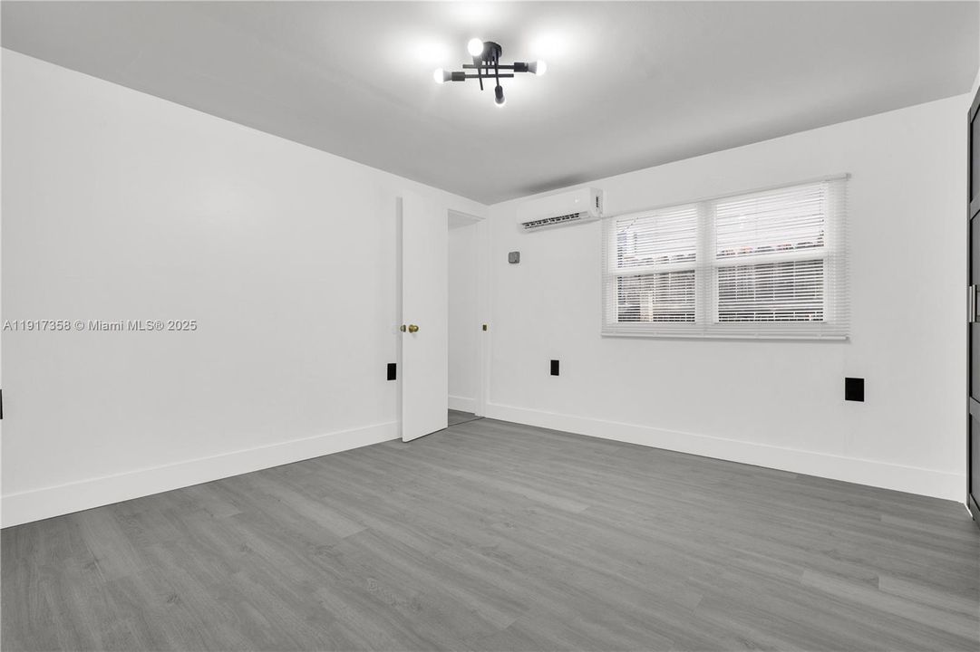 待售: $950,000 (0 贝兹, 0 浴室, 2727 平方英尺)