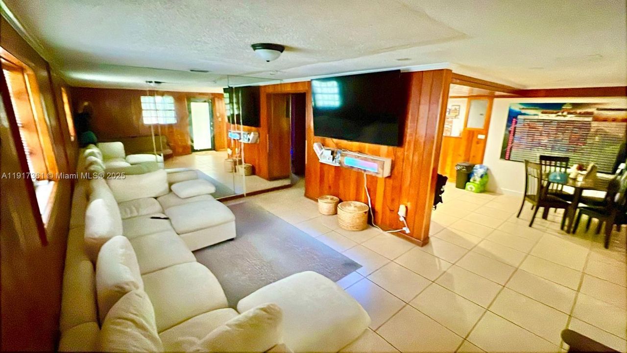 En Venta: $495,000 (3 camas, 2 baños, 1213 Pies cuadrados)