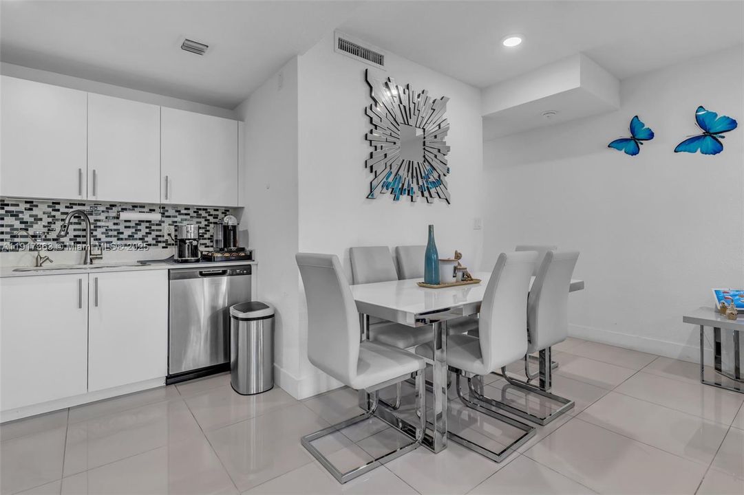 En Venta: $425,000 (4 camas, 3 baños, 1398 Pies cuadrados)