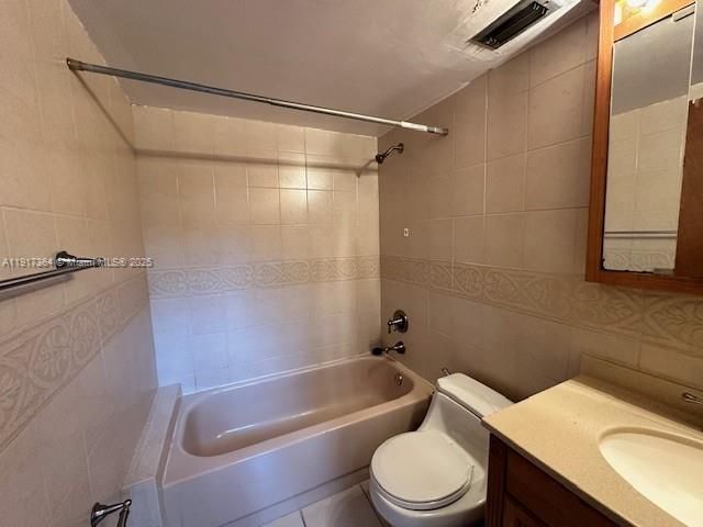 合同活跃: $2,450 (2 贝兹, 2 浴室, 1030 平方英尺)