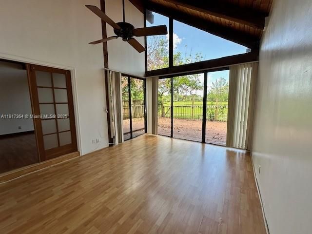 合同活跃: $2,450 (2 贝兹, 2 浴室, 1030 平方英尺)