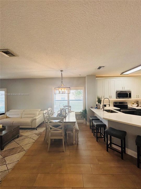 Active With Contract: $479,900 (3 beds, 2 baths, 1428 Square Feet)