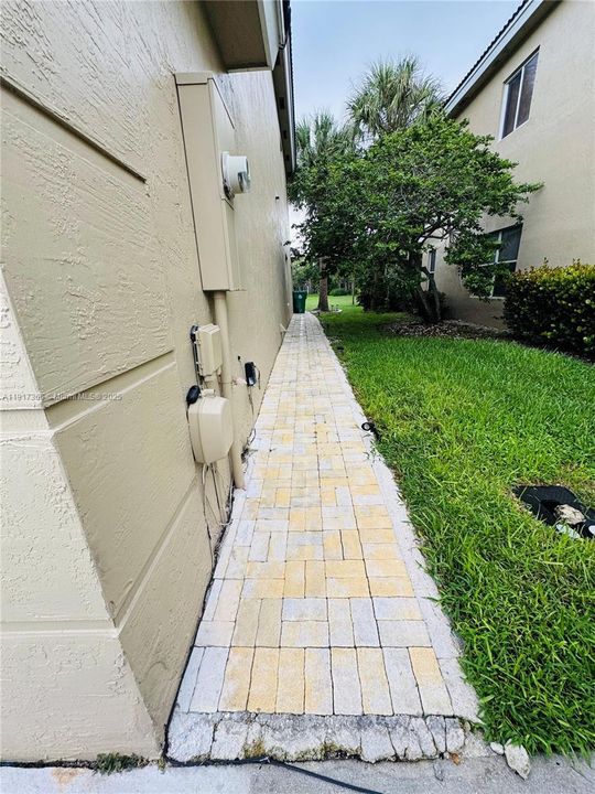 Active With Contract: $479,900 (3 beds, 2 baths, 1428 Square Feet)