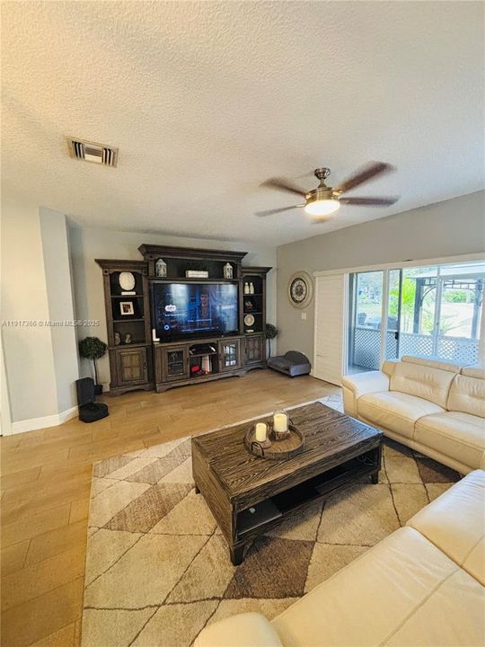 Active With Contract: $479,900 (3 beds, 2 baths, 1428 Square Feet)