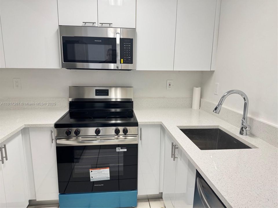 На продажу: $425,000 (4 спален, 2 ванн, 1229 Квадратных фут)