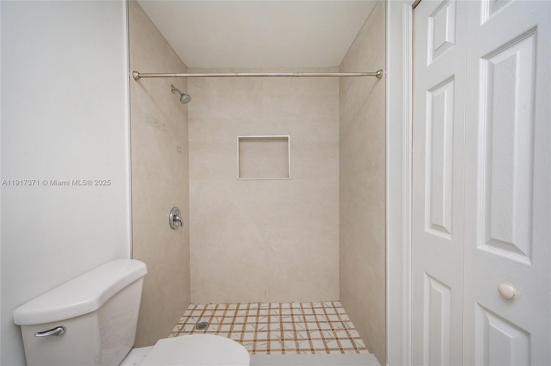 合同活跃: $2,500 (2 贝兹, 2 浴室, 1115 平方英尺)