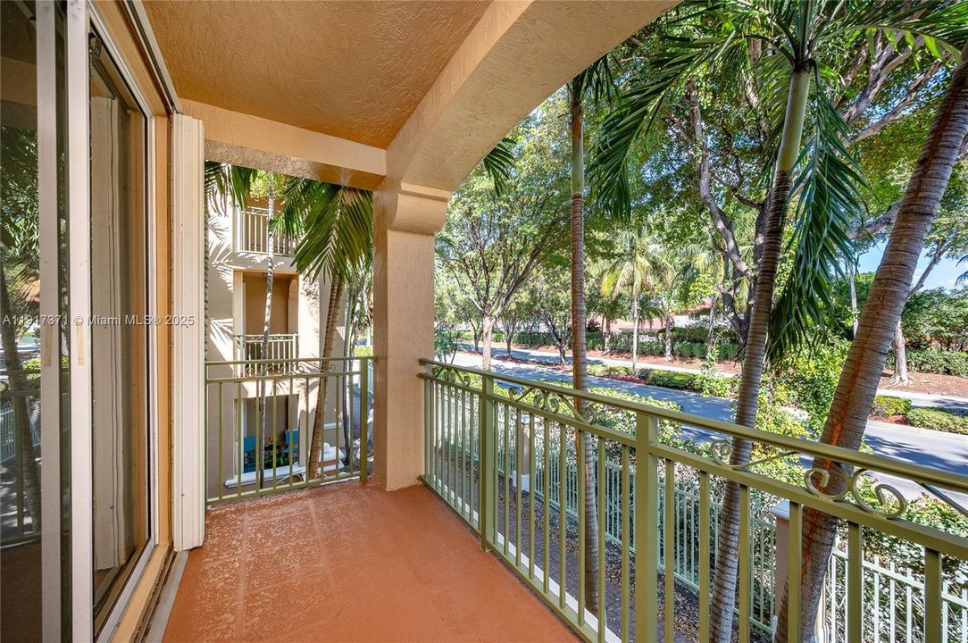 合同活跃: $2,500 (2 贝兹, 2 浴室, 1115 平方英尺)