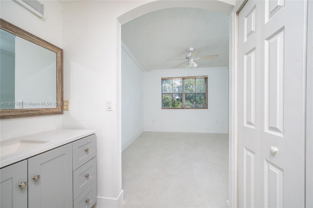 合同活跃: $2,500 (2 贝兹, 2 浴室, 1115 平方英尺)