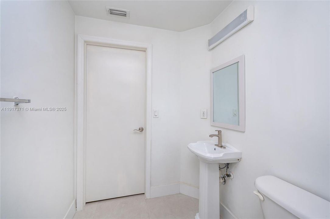 合同活跃: $2,500 (2 贝兹, 2 浴室, 1115 平方英尺)