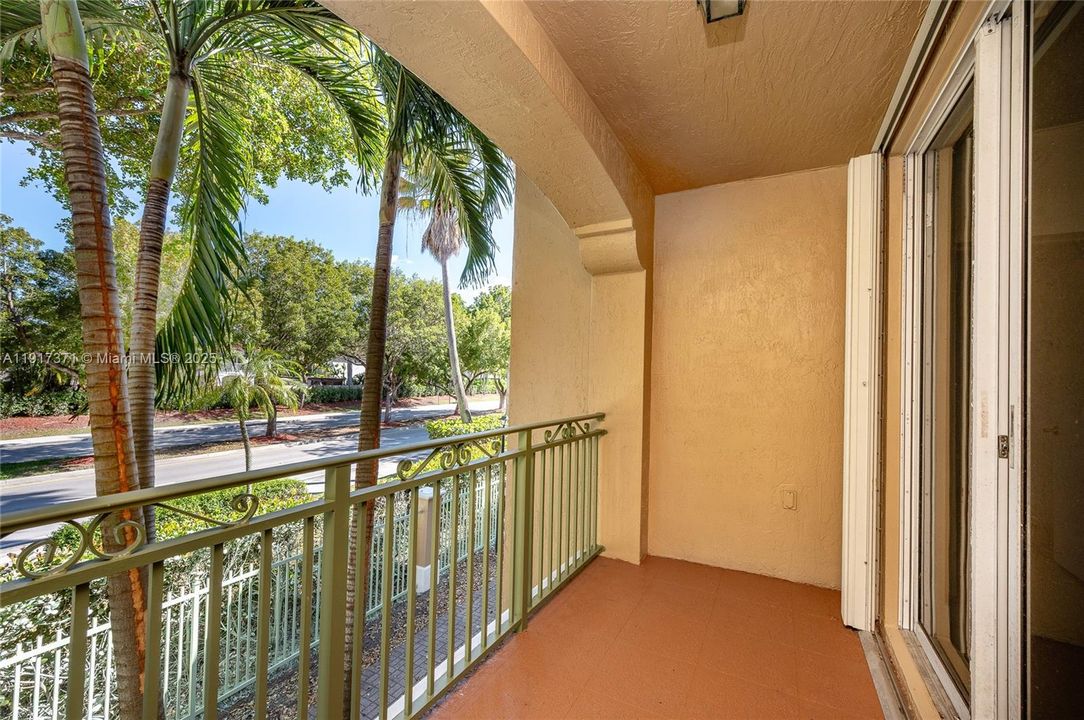 合同活跃: $2,500 (2 贝兹, 2 浴室, 1115 平方英尺)