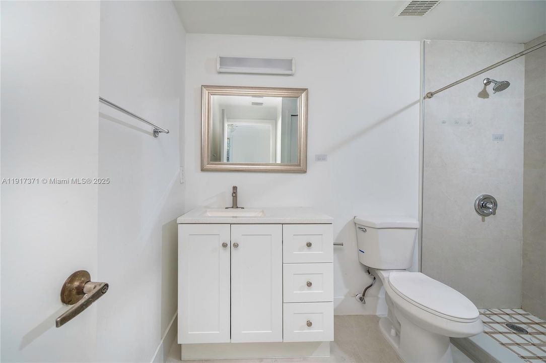 合同活跃: $2,500 (2 贝兹, 2 浴室, 1115 平方英尺)