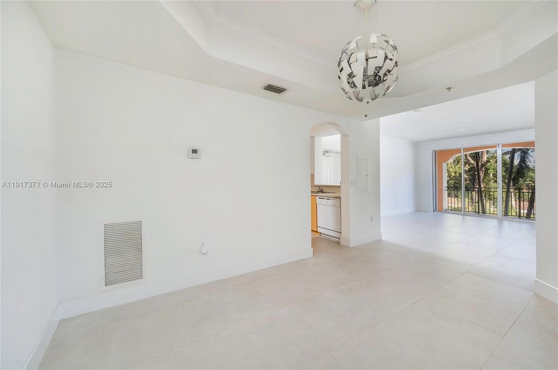 合同活跃: $2,500 (2 贝兹, 2 浴室, 1115 平方英尺)