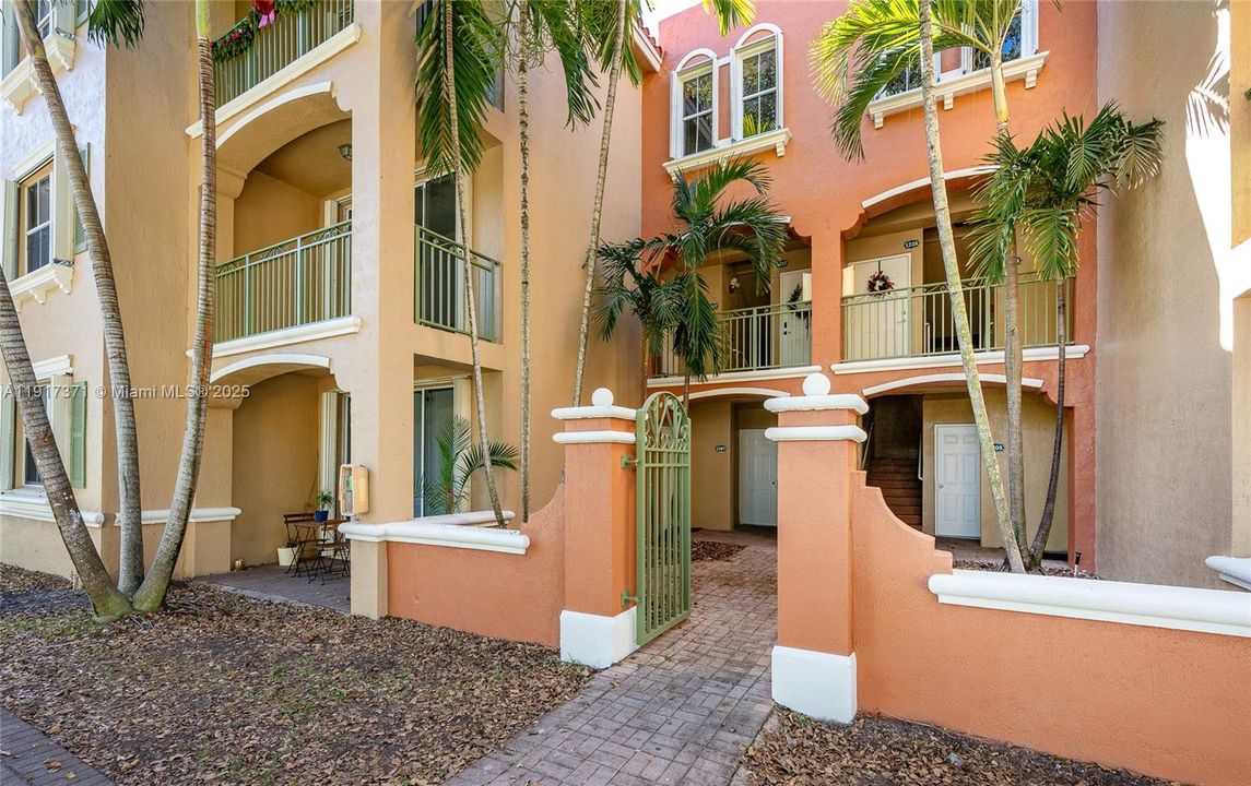 合同活跃: $2,500 (2 贝兹, 2 浴室, 1115 平方英尺)