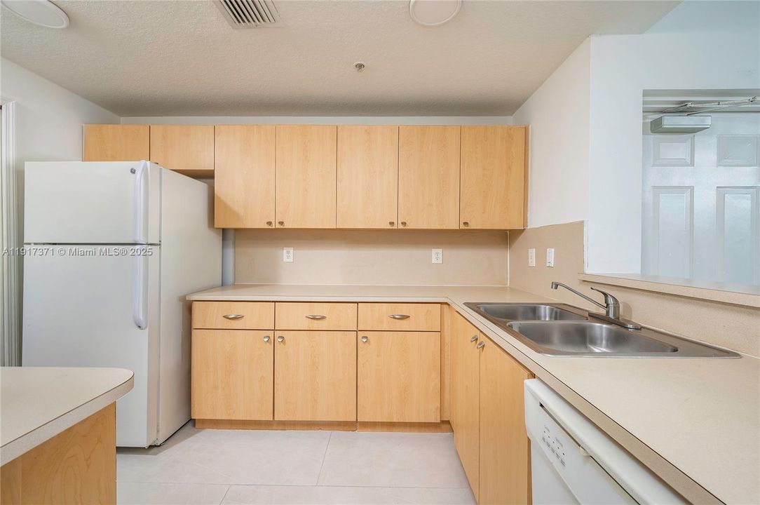 合同活跃: $2,500 (2 贝兹, 2 浴室, 1115 平方英尺)