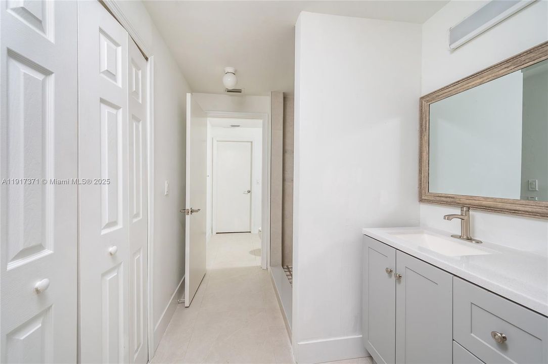 合同活跃: $2,500 (2 贝兹, 2 浴室, 1115 平方英尺)