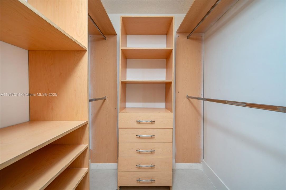 合同活跃: $2,500 (2 贝兹, 2 浴室, 1115 平方英尺)