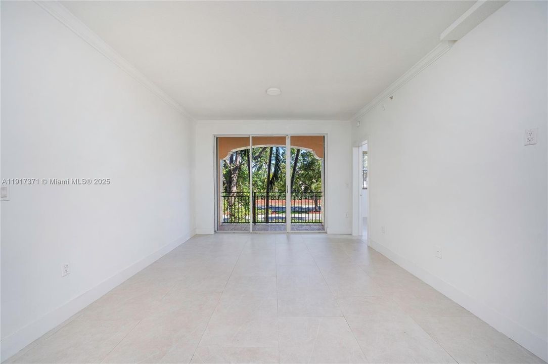 合同活跃: $2,500 (2 贝兹, 2 浴室, 1115 平方英尺)