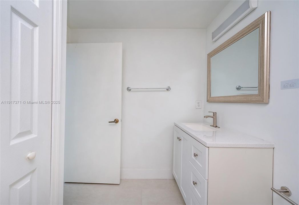 合同活跃: $2,500 (2 贝兹, 2 浴室, 1115 平方英尺)