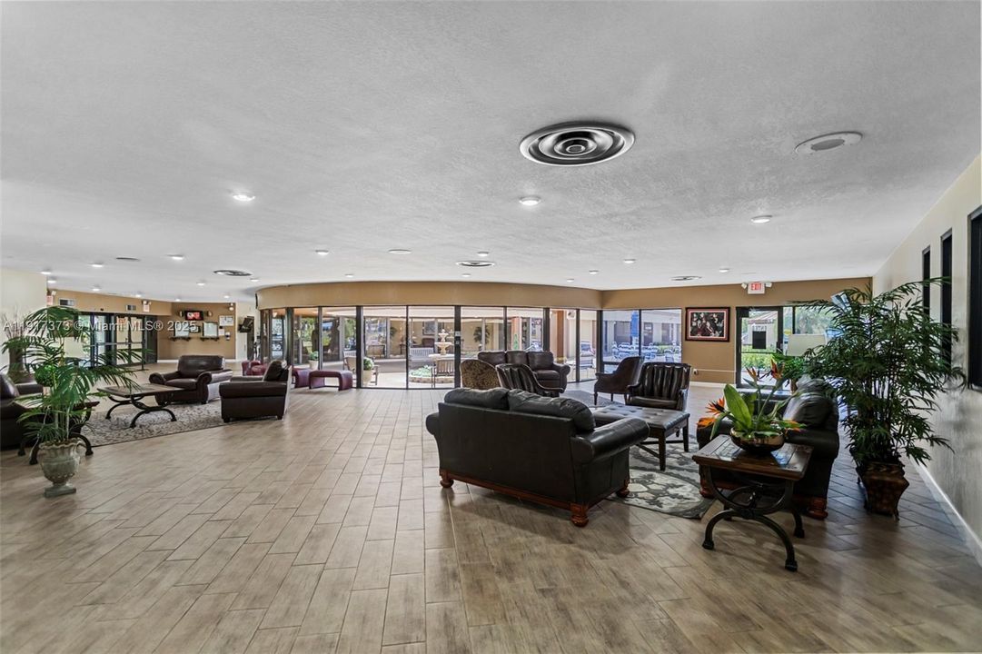 For Sale: $95,000 (1 beds, 1 baths, 590 Square Feet)