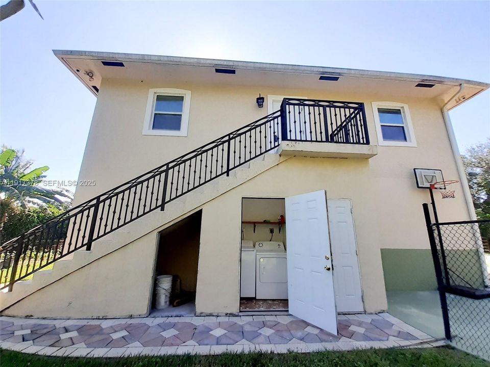 For Rent: $2,300 (2 beds, 2 baths, 864 Square Feet)