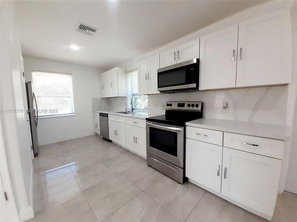 For Rent: $2,300 (2 beds, 2 baths, 864 Square Feet)
