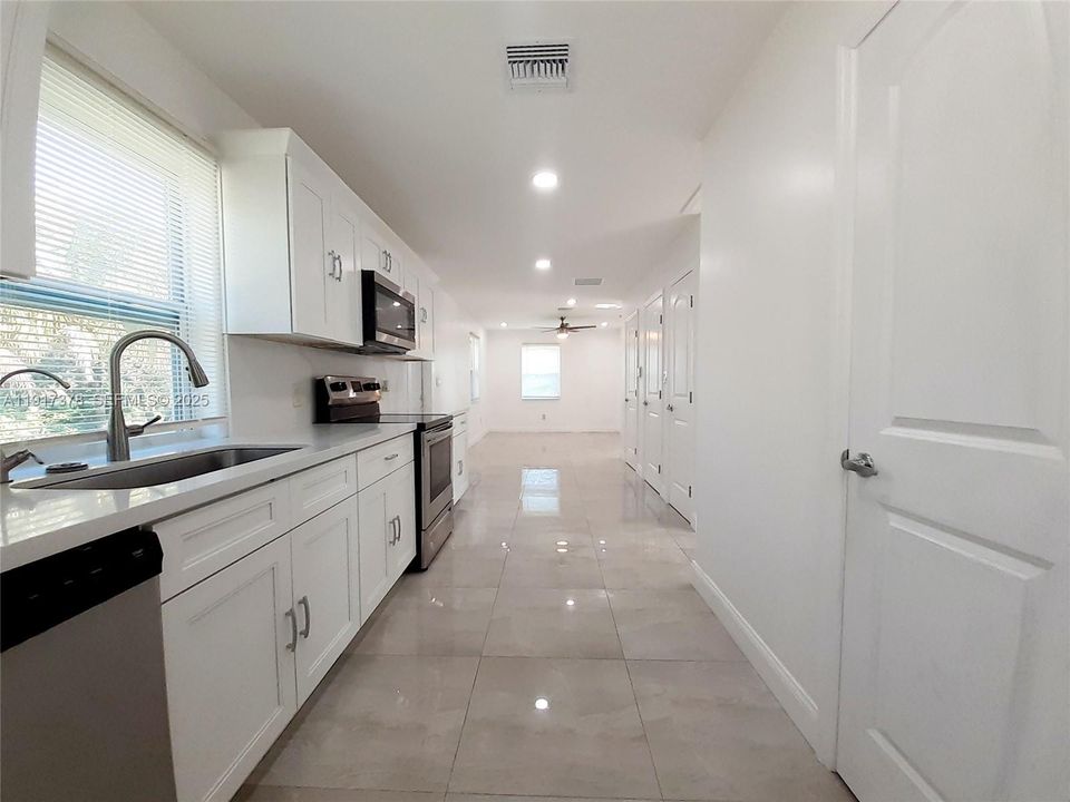 For Rent: $2,300 (2 beds, 2 baths, 864 Square Feet)