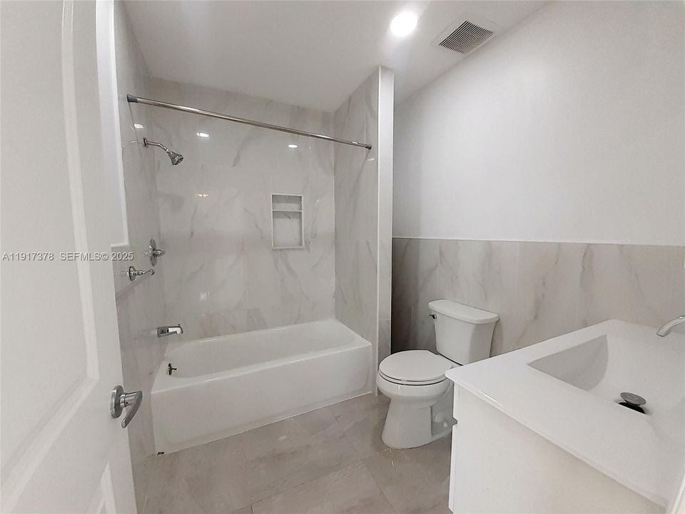 For Rent: $2,300 (2 beds, 2 baths, 864 Square Feet)