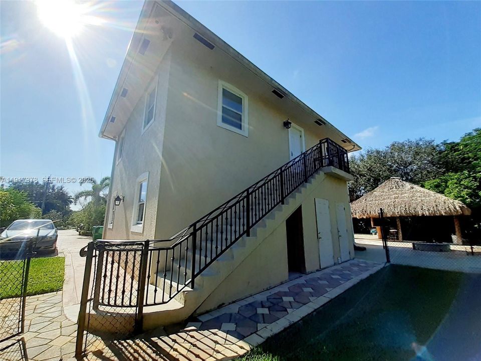 For Rent: $2,300 (2 beds, 2 baths, 864 Square Feet)