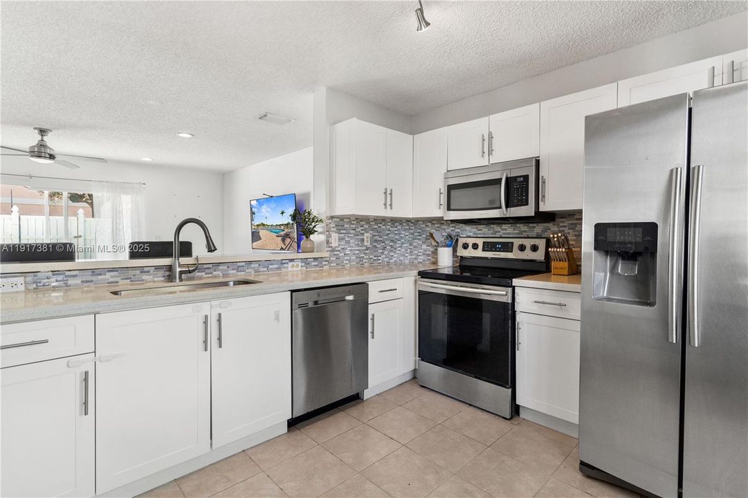 For Sale: $350,000 (2 beds, 1 baths, 1114 Square Feet)