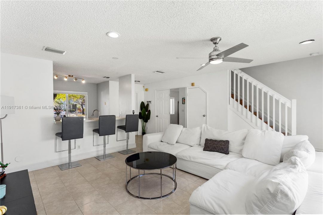 For Sale: $350,000 (2 beds, 1 baths, 1114 Square Feet)