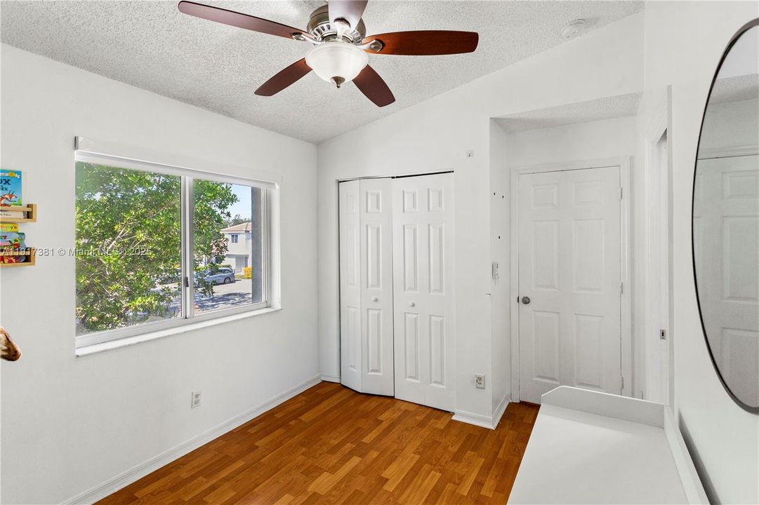 For Sale: $350,000 (2 beds, 1 baths, 1114 Square Feet)