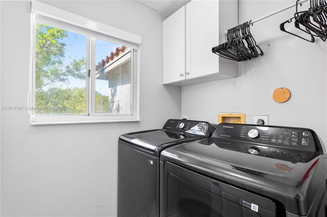 For Sale: $350,000 (2 beds, 1 baths, 1114 Square Feet)