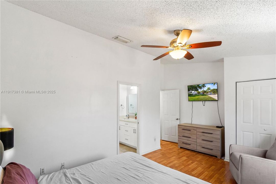 For Sale: $350,000 (2 beds, 1 baths, 1114 Square Feet)
