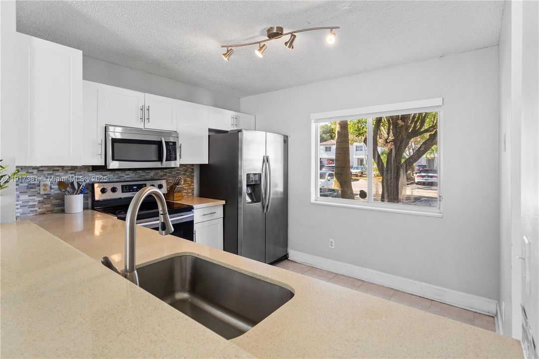 For Sale: $350,000 (2 beds, 1 baths, 1114 Square Feet)