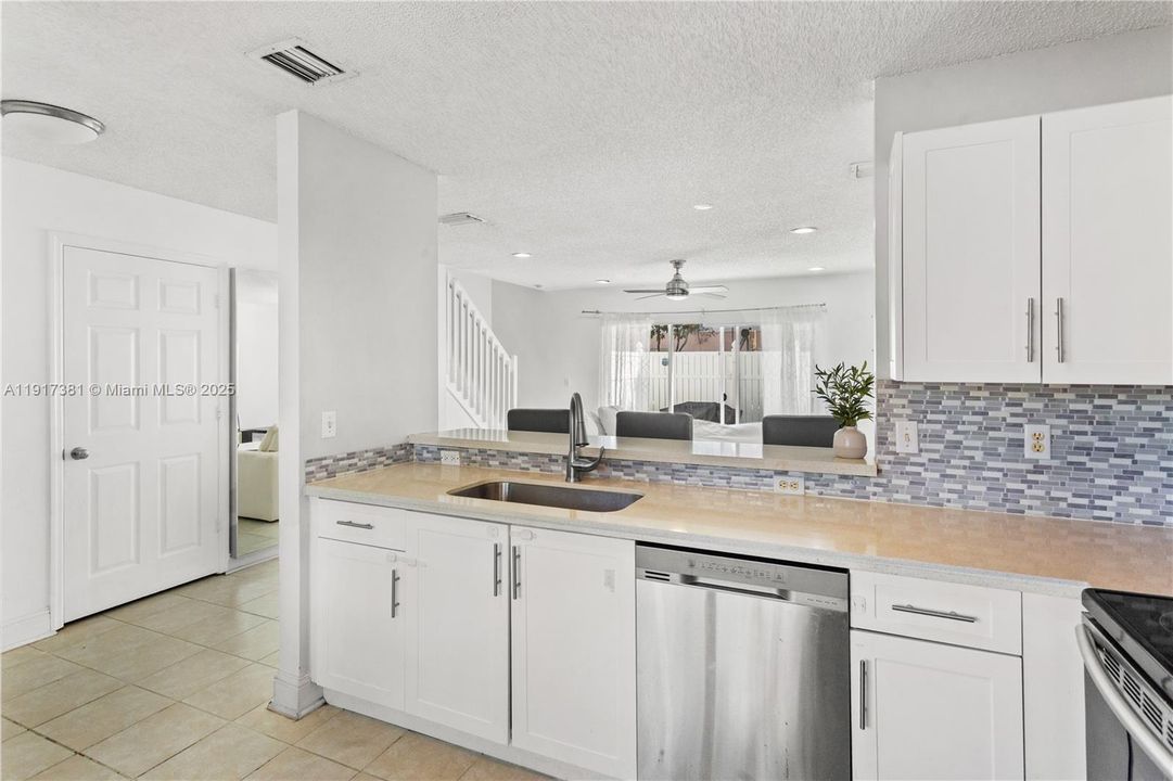 For Sale: $350,000 (2 beds, 1 baths, 1114 Square Feet)