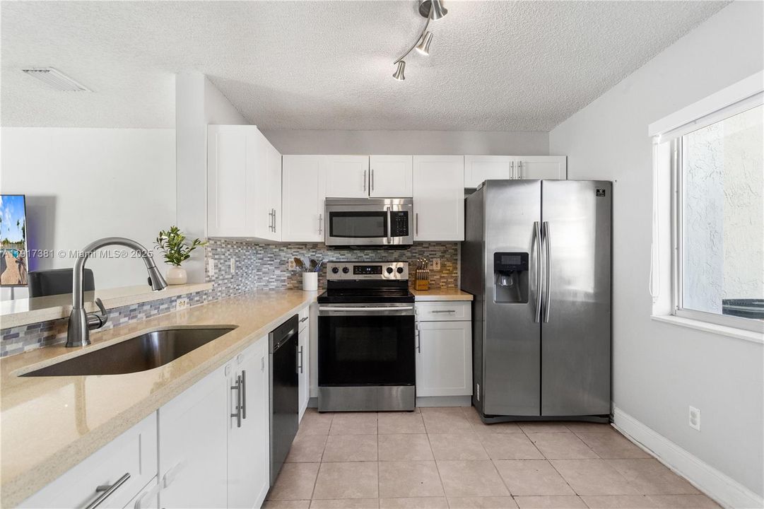 For Sale: $350,000 (2 beds, 1 baths, 1114 Square Feet)