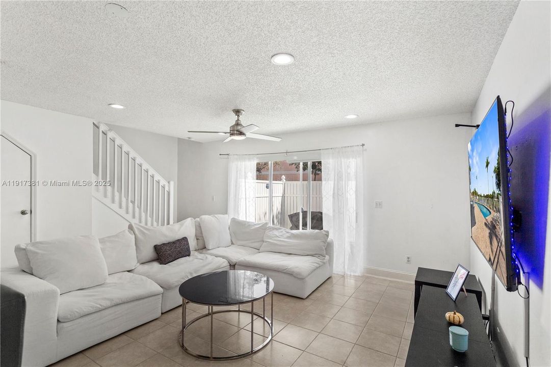 For Sale: $350,000 (2 beds, 1 baths, 1114 Square Feet)