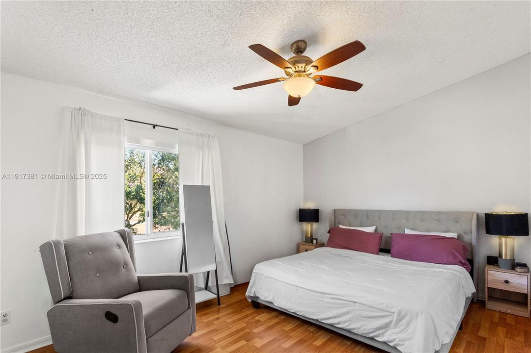 For Sale: $350,000 (2 beds, 1 baths, 1114 Square Feet)