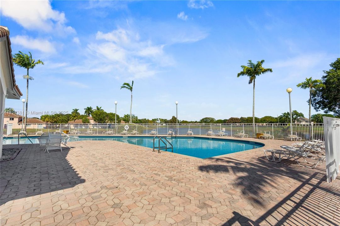 For Sale: $350,000 (2 beds, 1 baths, 1114 Square Feet)