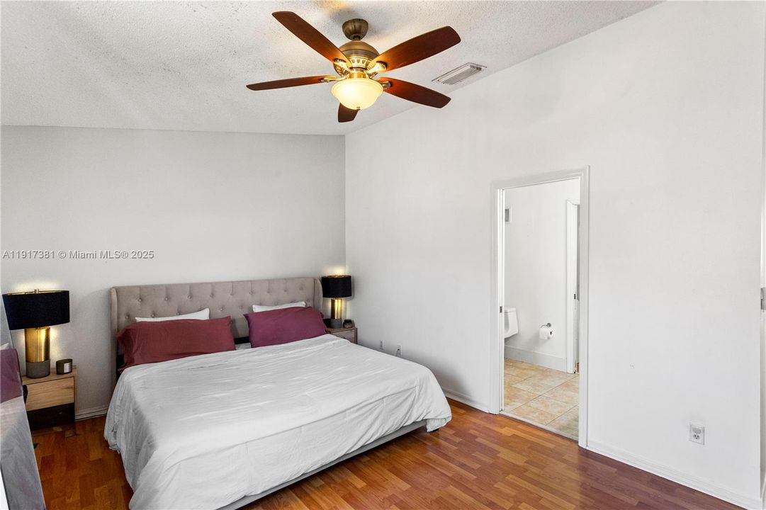 For Sale: $350,000 (2 beds, 1 baths, 1114 Square Feet)