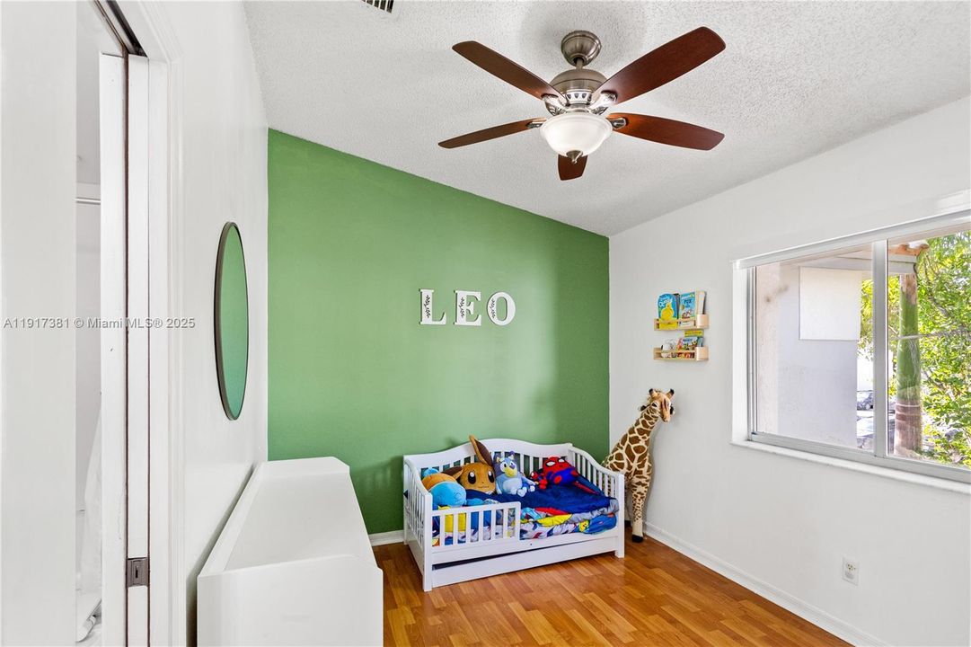 For Sale: $350,000 (2 beds, 1 baths, 1114 Square Feet)